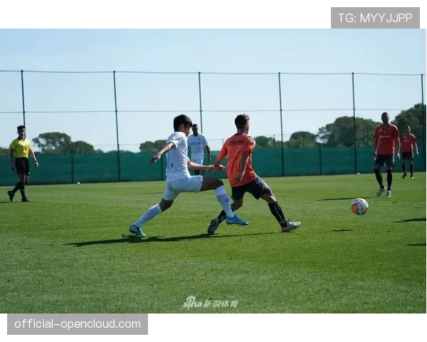 “赛前热身:自由人队加练底角三分,以应对王牌队的收缩防守策略” “赛前热身:自由人队加练底角三分,以应对王牌队的收缩防守策略”